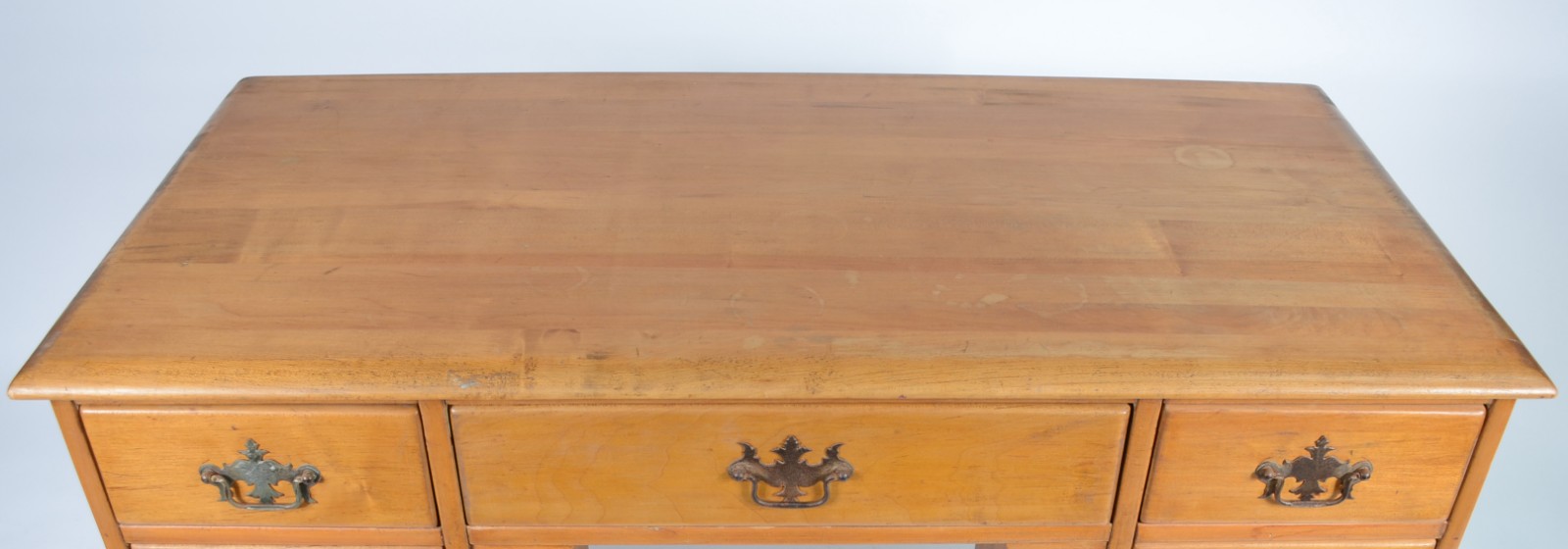Mesa para escritório de madeira clara, gaveta central e 8 gavetas... - foto 6 de 10
