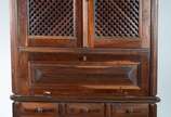Gelli (1897-2019),  - Vitrine de canto de madeira nobre, parte inferior com duas portas e três gavetas, parte central com tampo articulado, alçada com duas portas e pratele