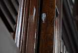 Gelli (1897-2019),  - Vitrine de canto de madeira nobre, parte inferior com duas portas e três gavetas, parte central com tampo articulado, alçada com duas portas e pratele