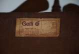 Gelli (1897-2019),  - Vitrine de canto de madeira nobre, parte inferior com duas portas e três gavetas, parte central com tampo articulado, alçada com duas portas e pratele