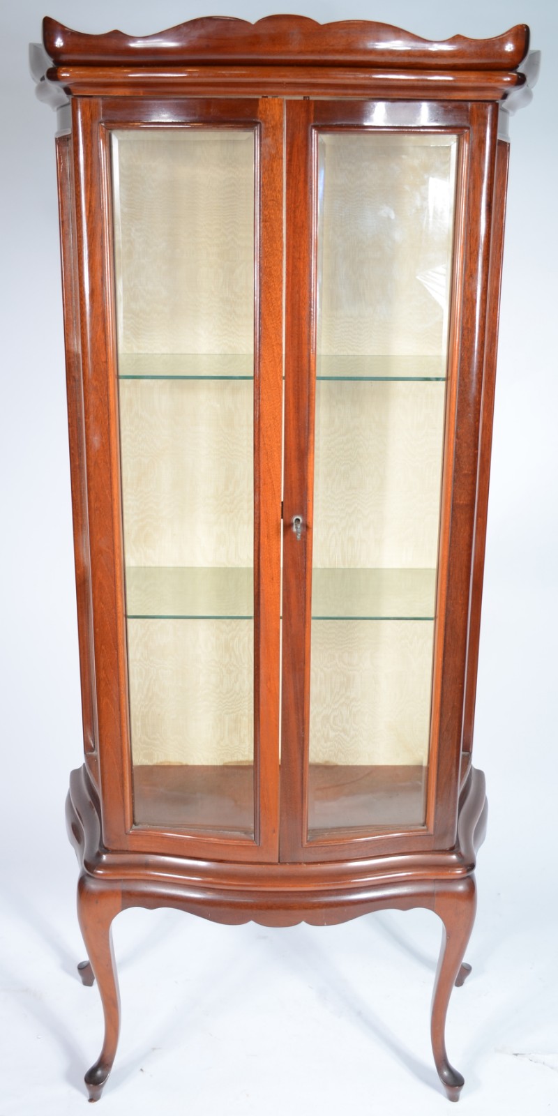 Vitrine de madeira nobre, porta e laterais de vidro bisotado... - foto 2 de 7