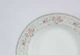 Porcelana Schmidt (1943),  - Aparelho de jantar de porcelana Schmidt na cor branca com borda decorada com folhagens e flores em policromia, composto de: 6 pratos rasos, 11 fundos 