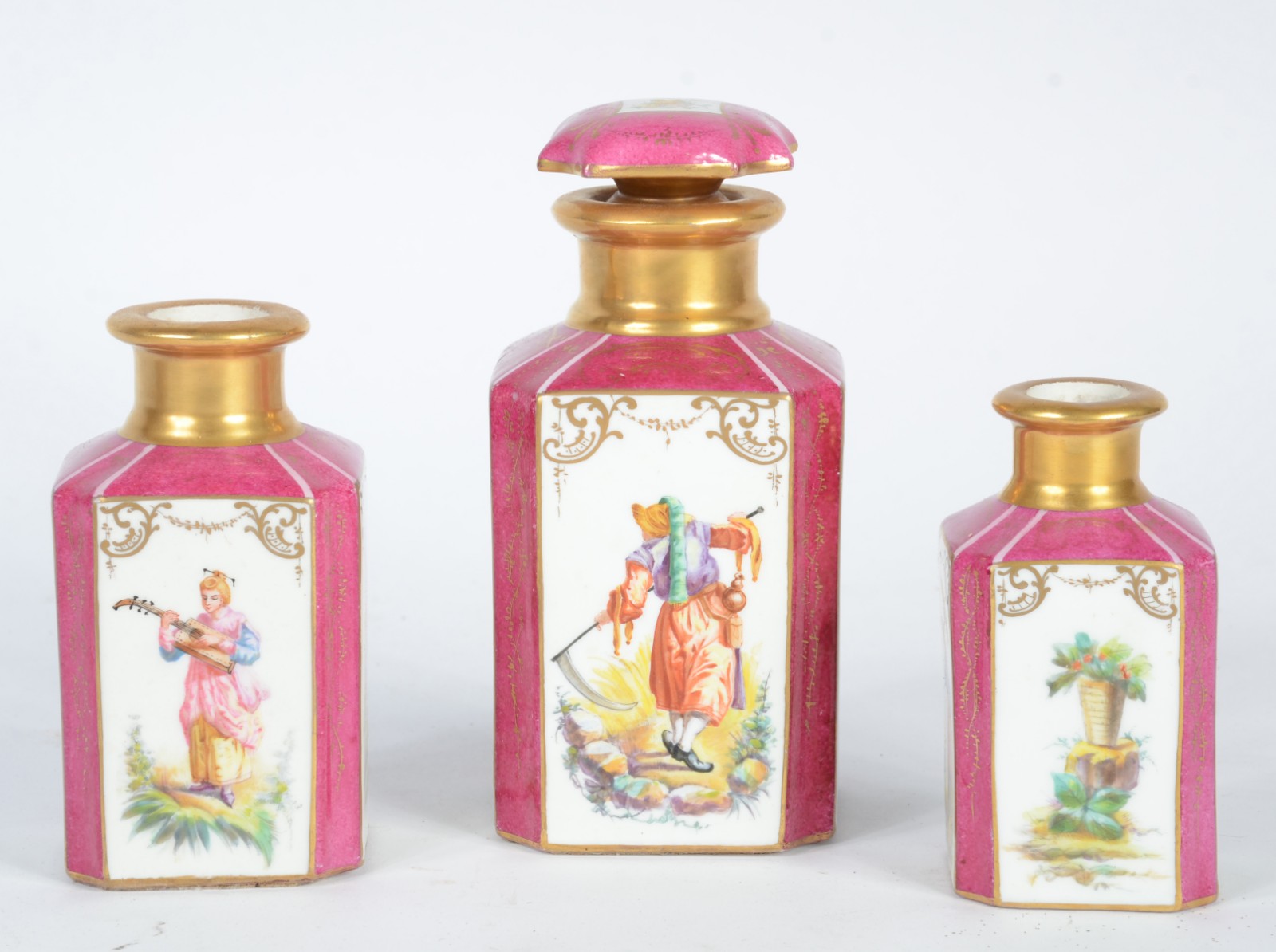 Conjunto com três perfumeiros (dois sem tampa) e uma caixa (sem... - foto 2 de 7