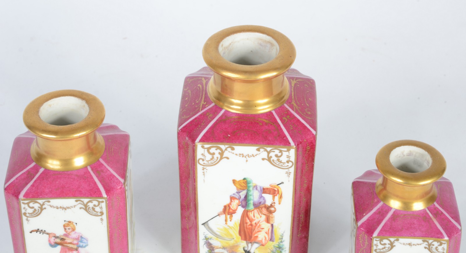 Conjunto com três perfumeiros (dois sem tampa) e uma caixa (sem... - foto 3 de 7
