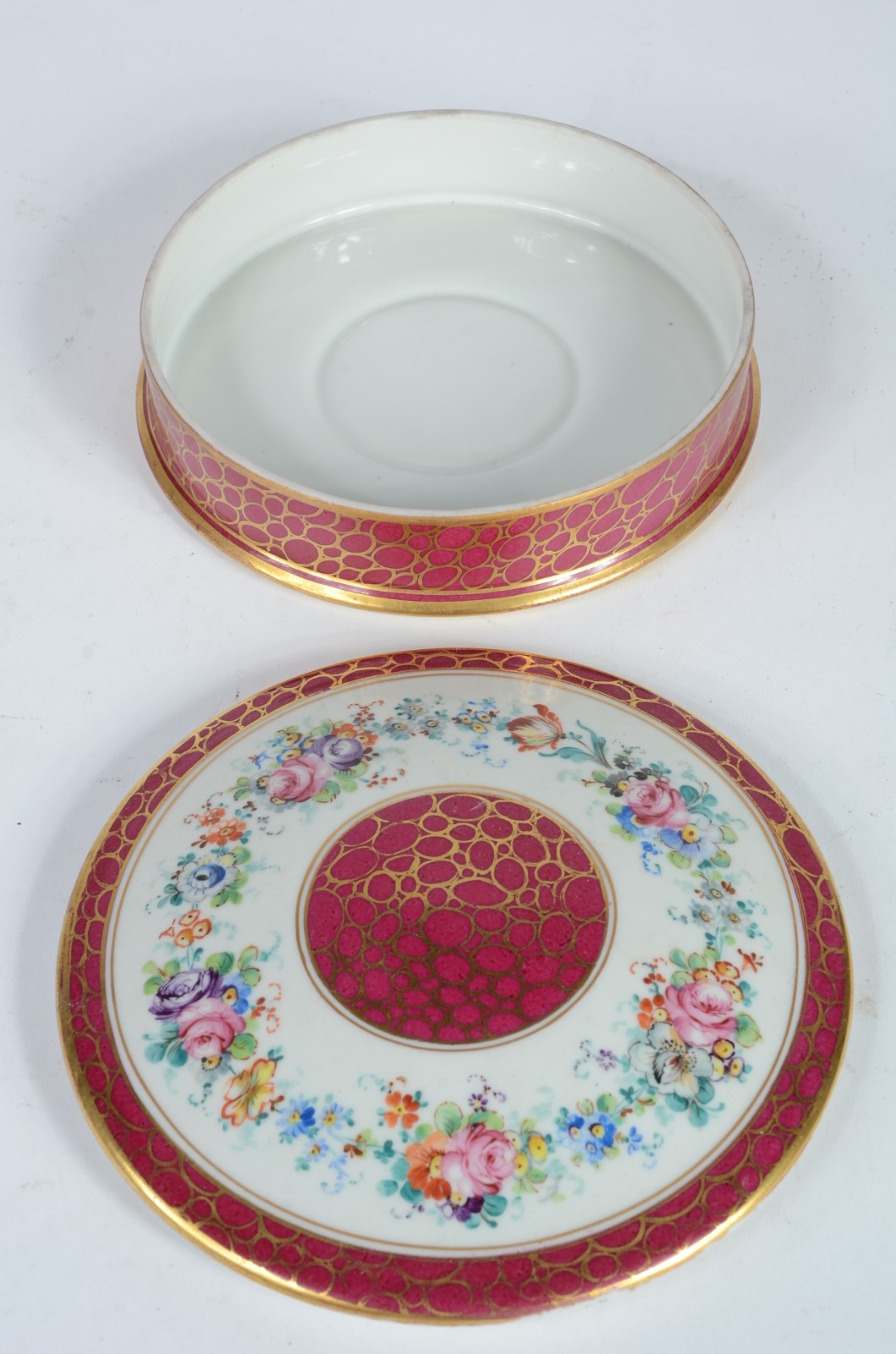 Conjunto com três perfumeiros (dois sem tampa) e uma caixa (sem... - foto 5 de 7