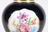 Bavaria (1747),  - Potiche de porcelana alemã da Bavaria na cor azul cobalto com flores em policromia e realces dourados.