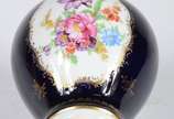 Bavaria (1747),  - Potiche de porcelana alemã da Bavaria na cor azul cobalto com flores em policromia e realces dourados.