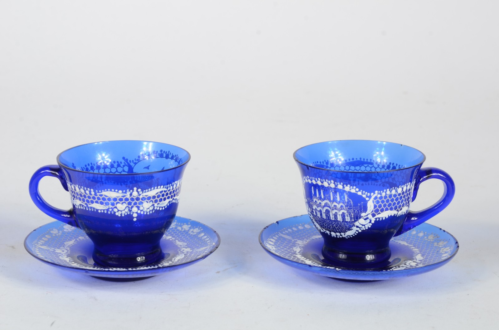 Tete a tete de vidro veneziano azul com cenas esmaltadas, composto... - foto 5 de 10