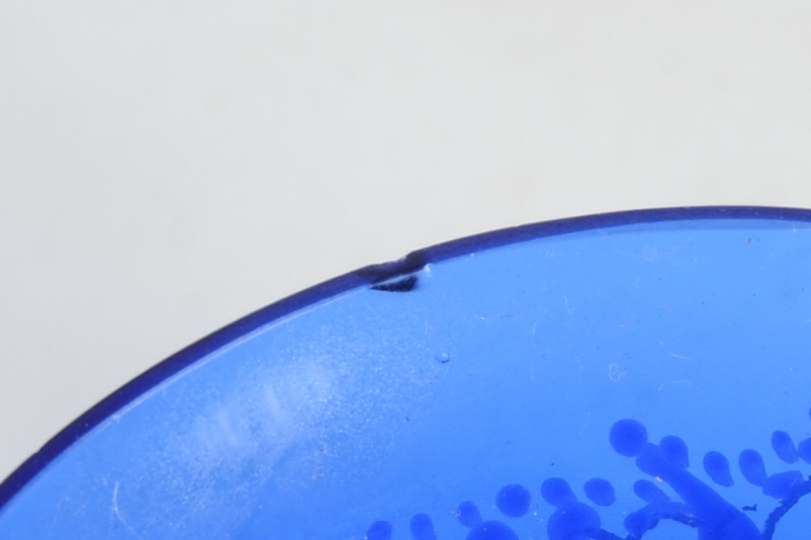 Tete a tete de vidro veneziano azul com cenas esmaltadas, composto... - foto 7 de 10