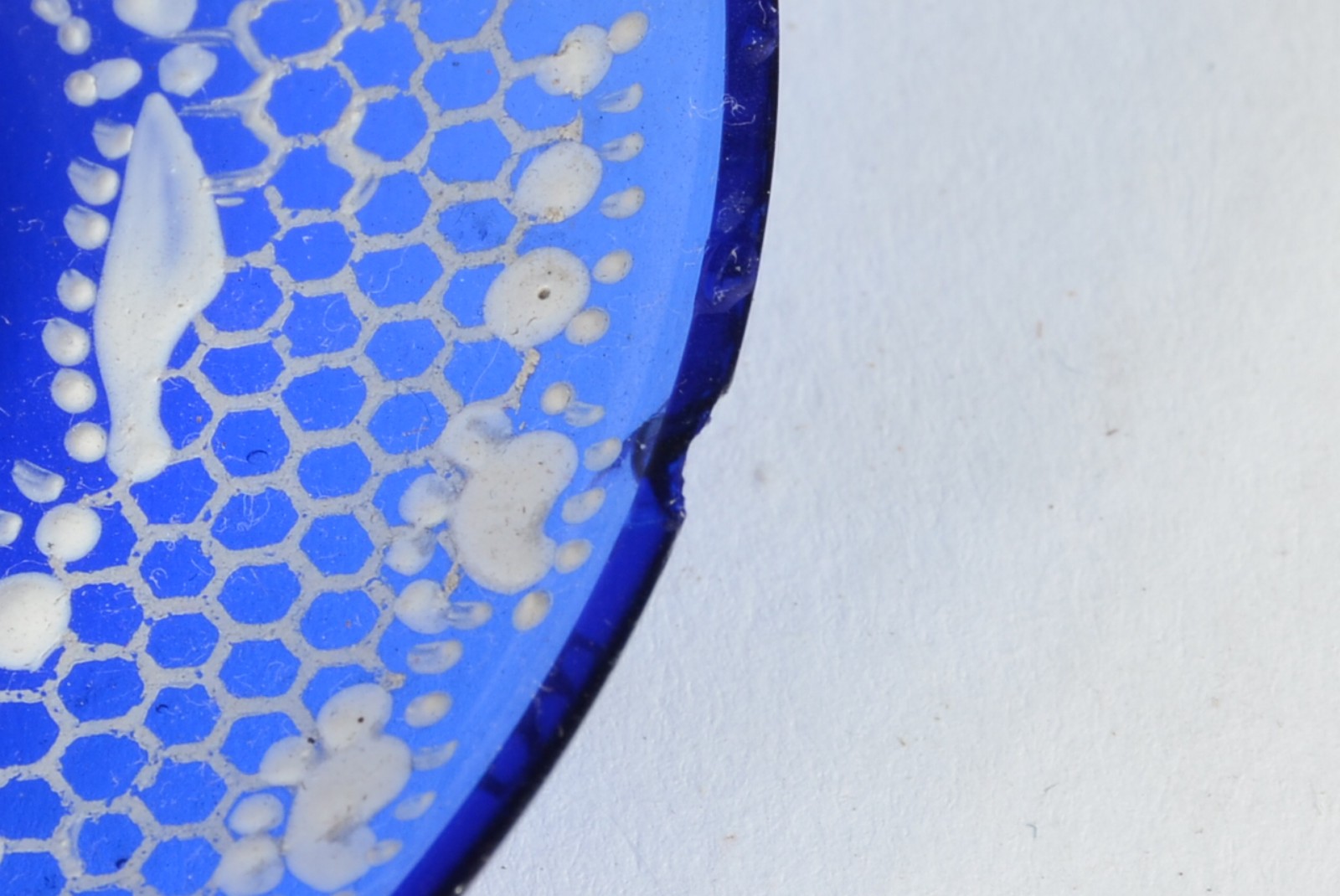 Tete a tete de vidro veneziano azul com cenas esmaltadas, composto... - foto 9 de 10