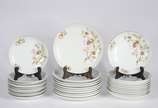 Porcelanas Steatita (1956),  - Aparelho de jantar de porcelana Steatita branca com flores em policromia, composto de: 10 pratos rasos, 11 fundos, sopeira, molheira, 11 pratos de sob