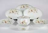 Porcelanas Steatita (1956),  - Aparelho de jantar de porcelana Steatita branca com flores em policromia, composto de: 10 pratos rasos, 11 fundos, sopeira, molheira, 11 pratos de sob