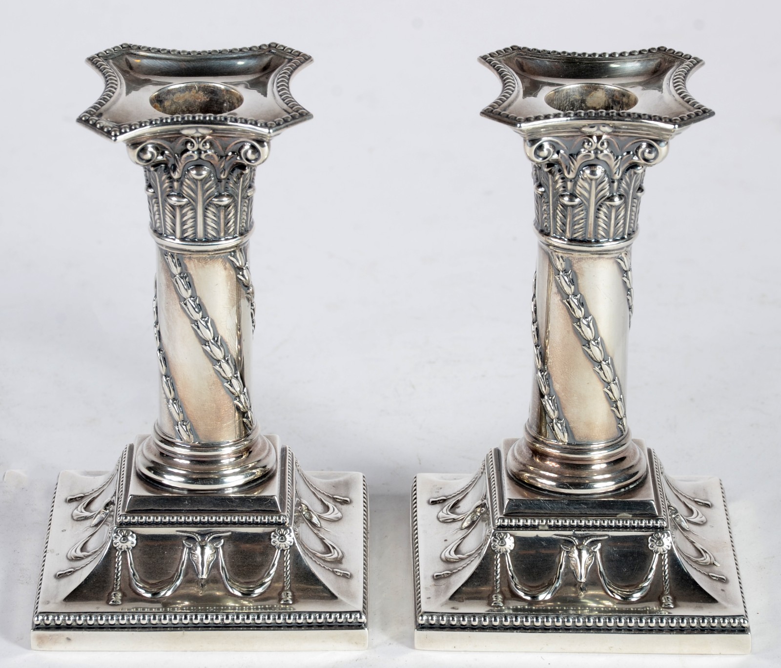 Par de castiçais de prata inglesa contrastada. Peso total com... - foto 1 de 7