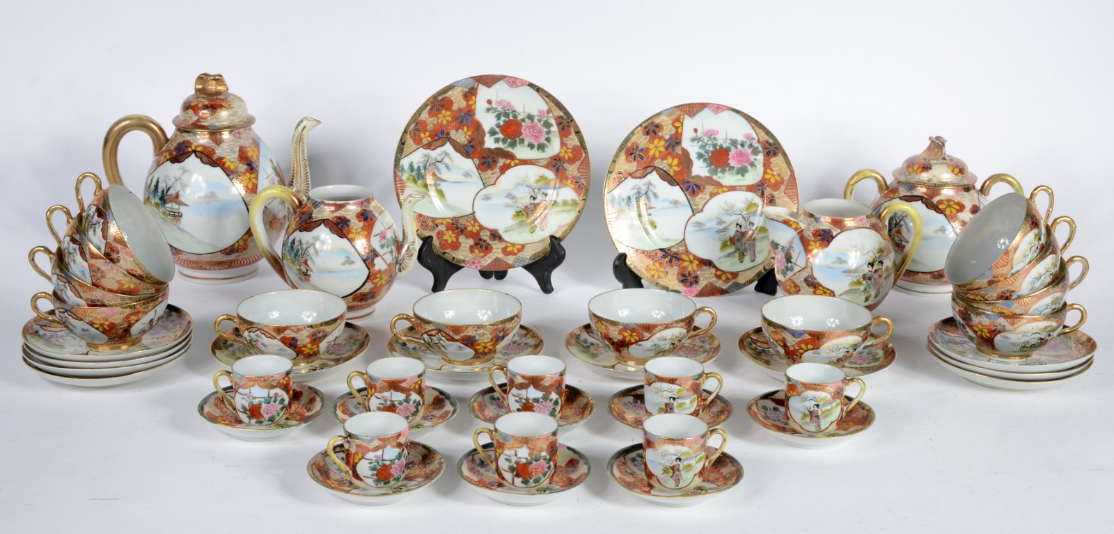 Aparelho de chá e café de porcelana oriental, decorado com figuras de... - foto 1 de 6