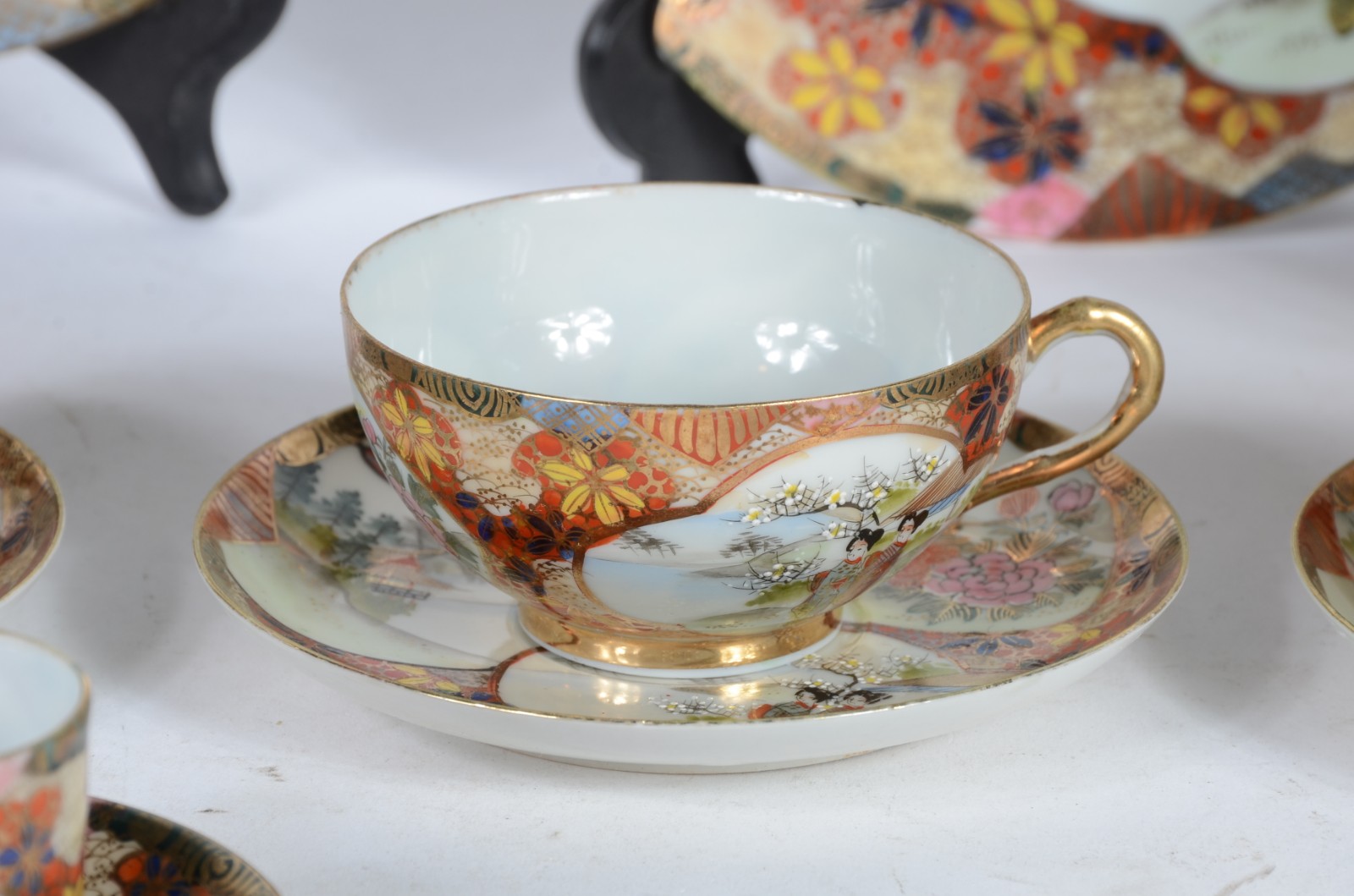 Aparelho de chá e café de porcelana oriental, decorado com figuras de... - foto 2 de 6