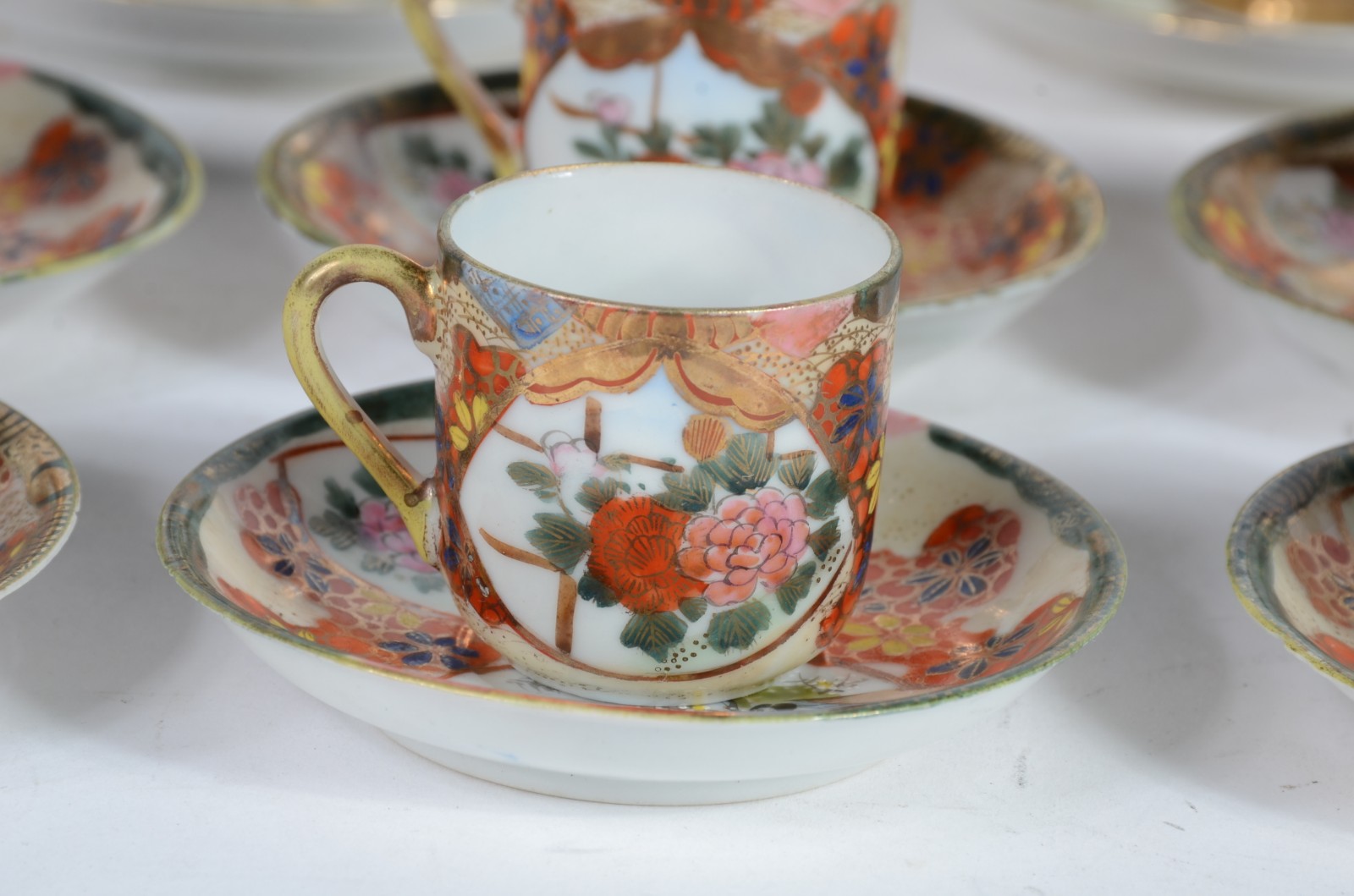 Aparelho de chá e café de porcelana oriental, decorado com figuras de... - foto 3 de 6