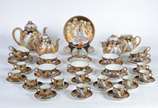Aparelho de chá e café de porcelana oriental, d... - Aparelho de chá e café de porcelana oriental, decorada com figuras típicas em policromia e realces dourados, composto de: 9 xícaras de chá com p...