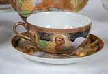Aparelho de chá e café de porcelana oriental, d... - Aparelho de chá e café de porcelana oriental, decorada com figuras típicas em policromia e realces dourados, composto de: 9 xícaras de chá com p...