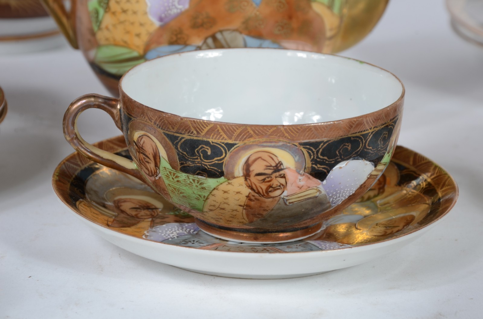 Aparelho de chá e café de porcelana oriental, decorada com figuras... - foto 3 de 7