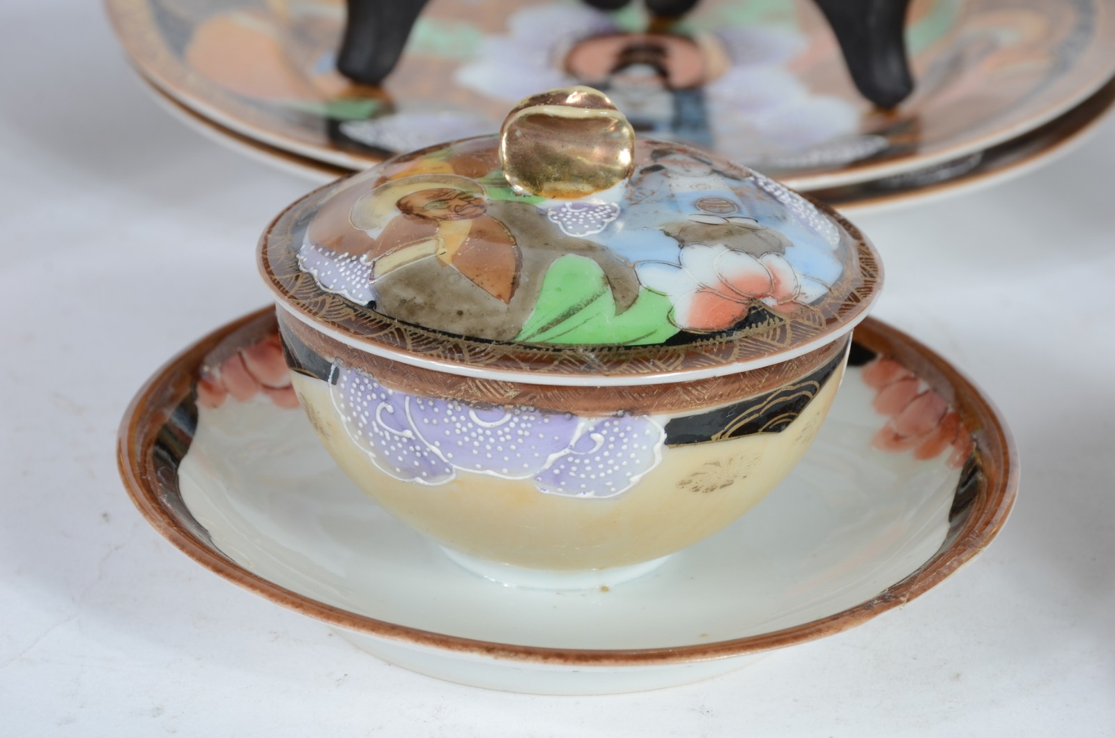 Aparelho de chá e café de porcelana oriental, decorada com figuras... - foto 5 de 7