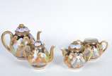 Aparelho de chá e café de porcelana oriental, d... - Aparelho de chá e café de porcelana oriental, decorada com figuras típicas em policromia e realces dourados, composto de: 9 xícaras de chá com p...