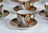 Aparelho de chá e café de porcelana oriental, d... - Aparelho de chá e café de porcelana oriental, decorada com figuras típicas em policromia e realces dourados, composto de: 9 xícaras de chá com p...