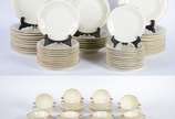 CMHR Hutschenreuther Hohenberg,  - Aparelho de jantar de porcelana alemã na cor bege com friso dourado, composto de: 20 pratos rasos, 7 fundos, 10 de sobremesa, 11 para pão, 12 taças pa