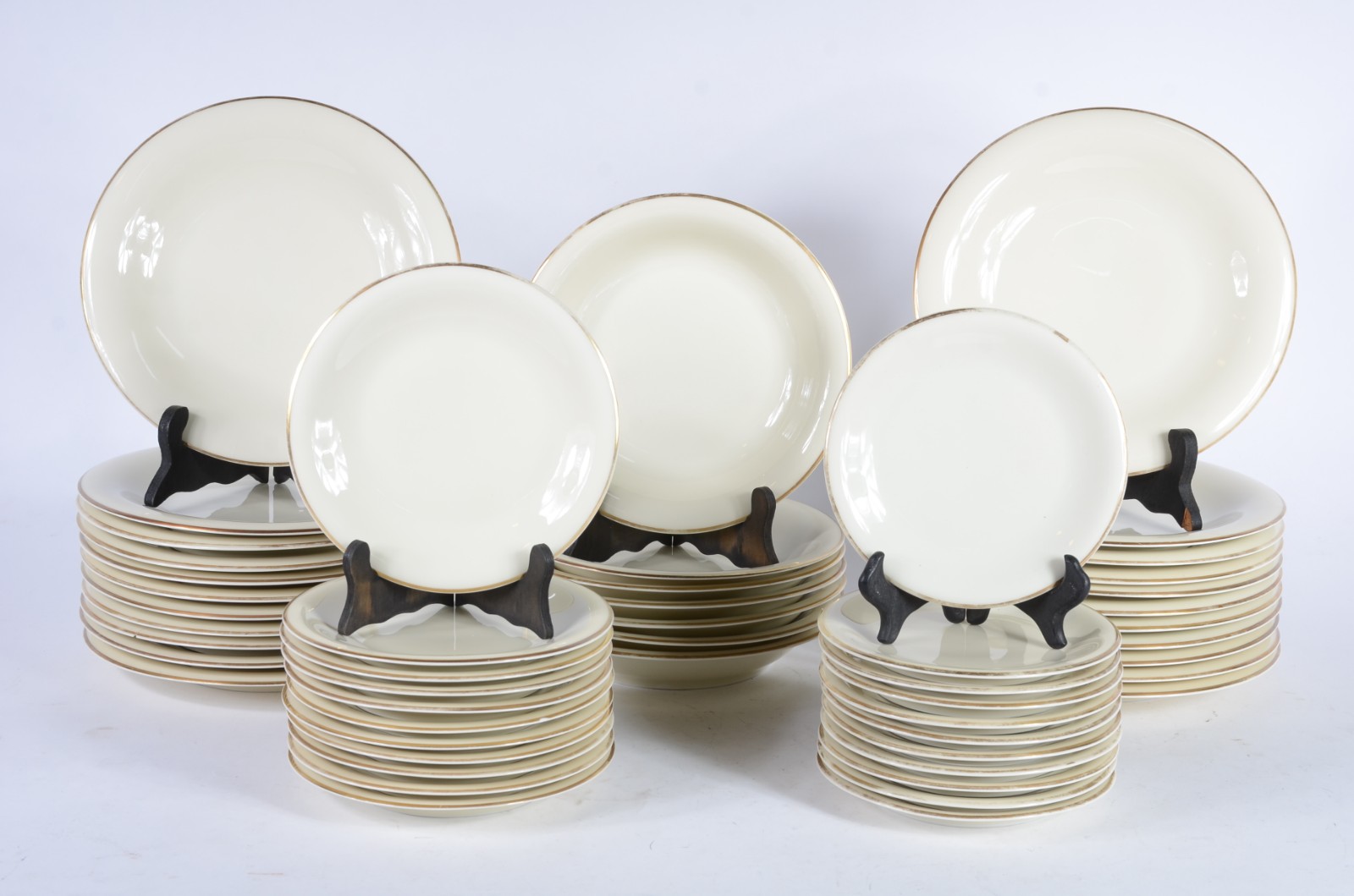 Aparelho de jantar de porcelana alemã na cor bege com friso dourado... - foto 2 de 7