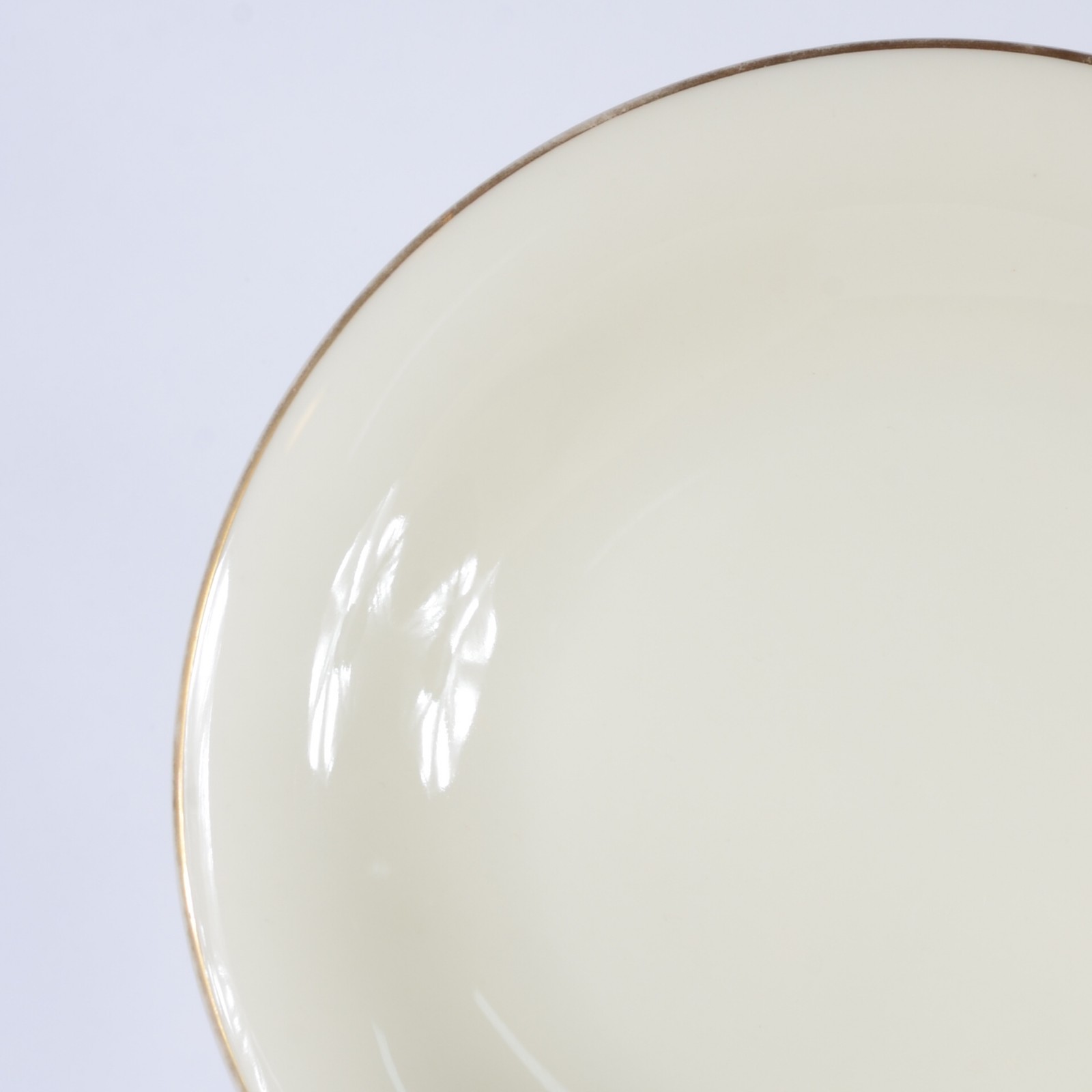 Aparelho de jantar de porcelana alemã na cor bege com friso dourado... - foto 3 de 7