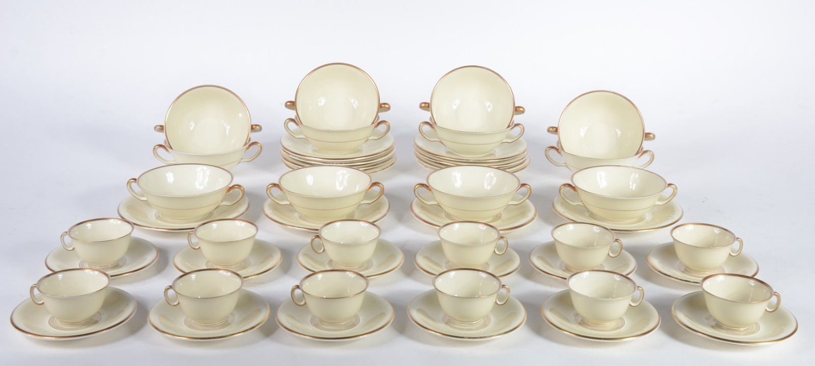 Aparelho de jantar de porcelana alemã na cor bege com friso dourado... - foto 4 de 7