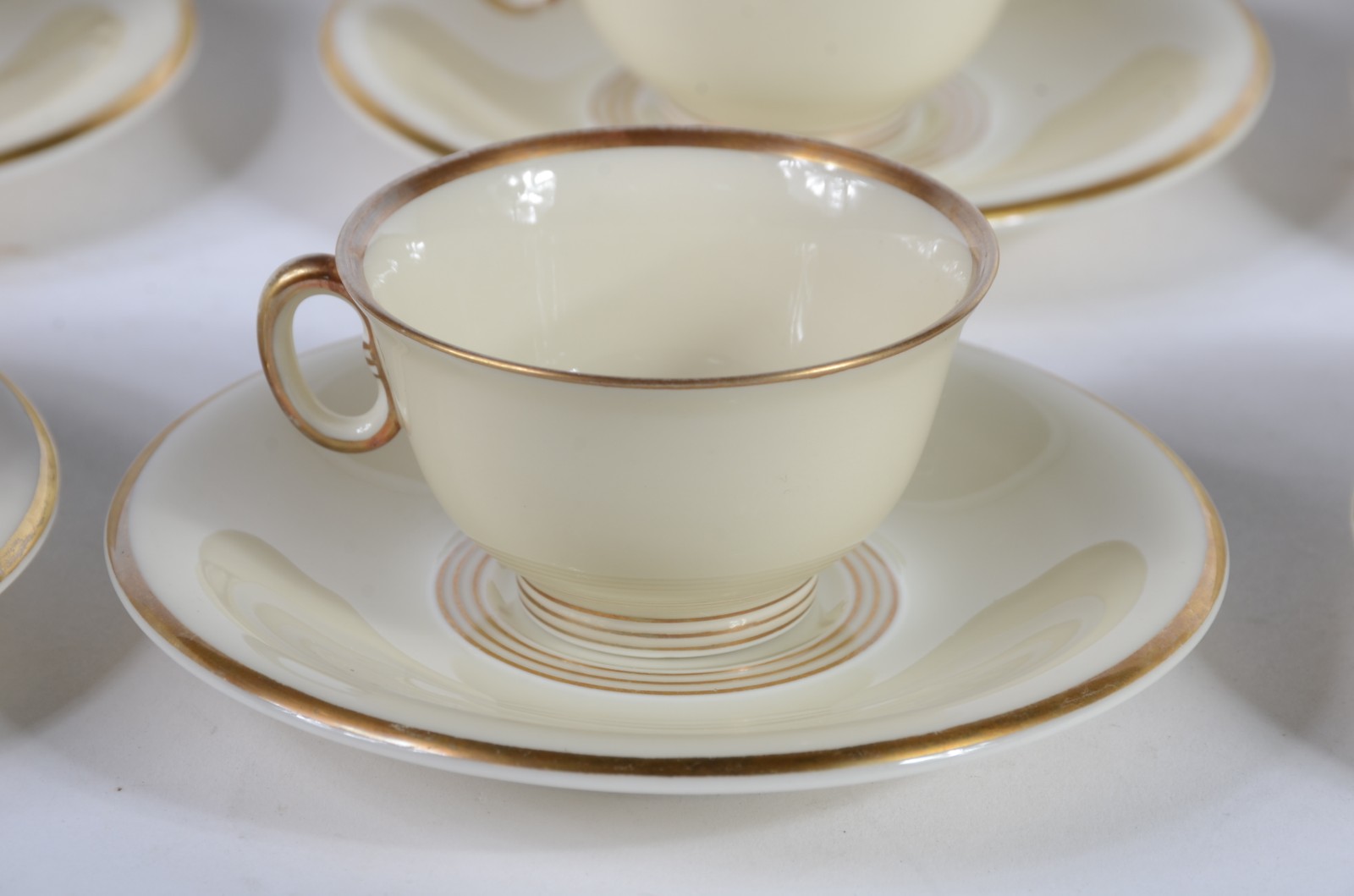 Aparelho de jantar de porcelana alemã na cor bege com friso dourado... - foto 5 de 7