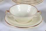 CMHR Hutschenreuther Hohenberg,  - Aparelho de jantar de porcelana alemã na cor bege com friso dourado, composto de: 20 pratos rasos, 7 fundos, 10 de sobremesa, 11 para pão, 12 taças pa