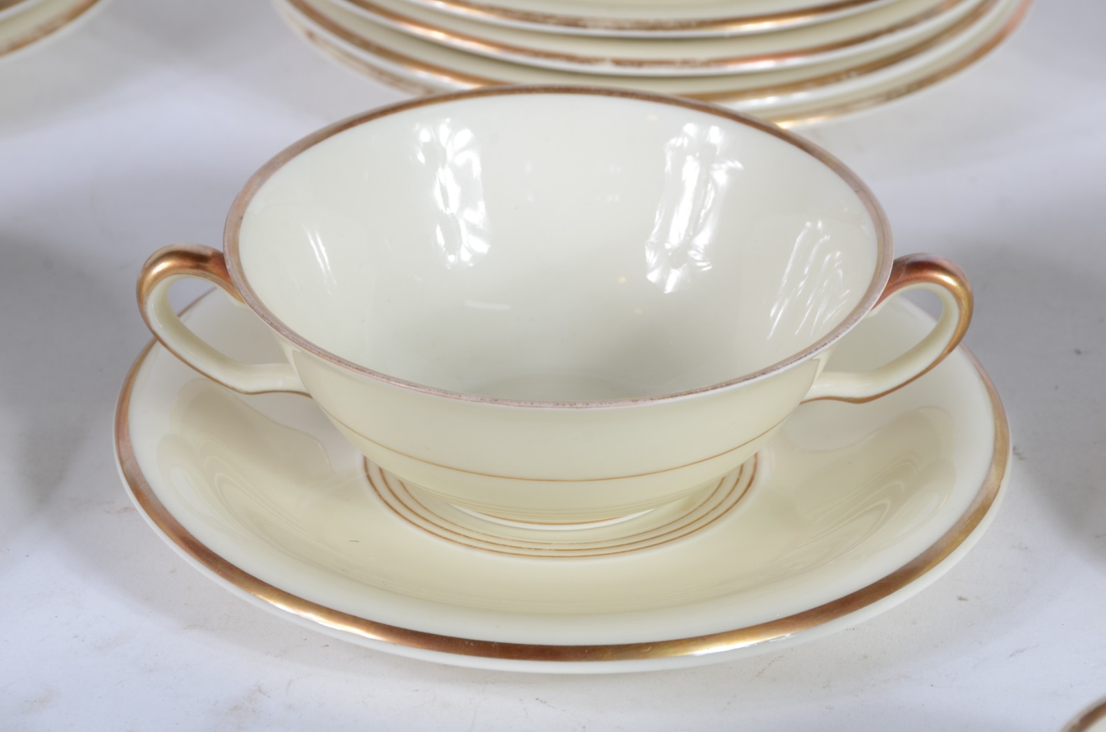 Aparelho de jantar de porcelana alemã na cor bege com friso dourado... - foto 6 de 7
