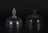 Duas tampas de queijeira de cristal lavrado com... - Duas tampas de queijeira de cristal lavrado com guirlandas.