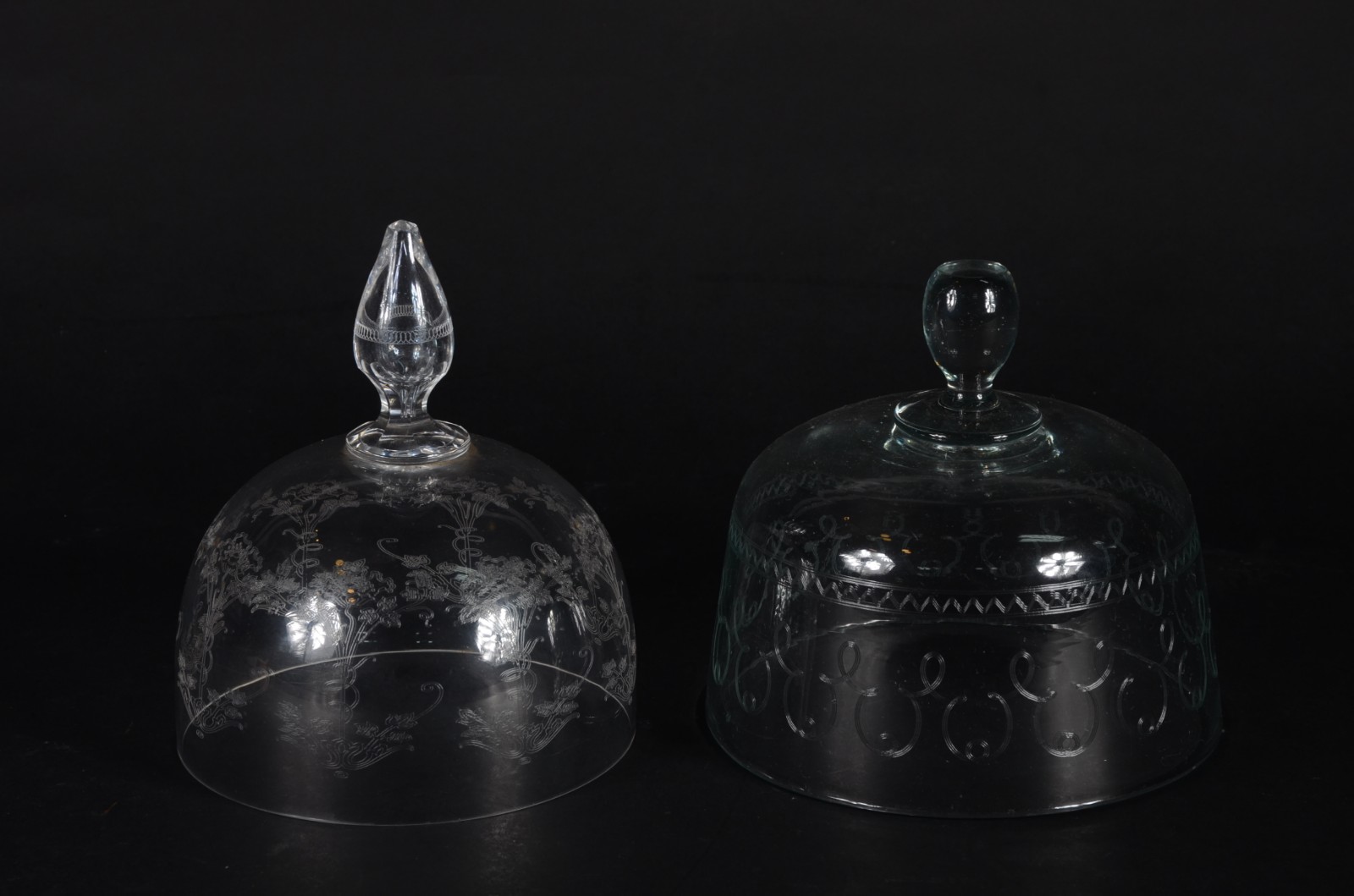 Duas tampas de queijeira de cristal lavrado com guirlandas. - foto 1 de 4