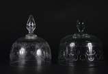 Duas tampas de queijeira de cristal lavrado com... - Duas tampas de queijeira de cristal lavrado com guirlandas.