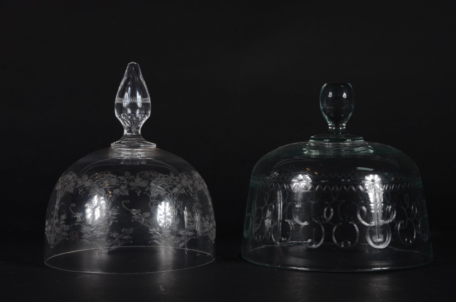 Duas tampas de queijeira de cristal lavrado com guirlandas. - foto 2 de 4