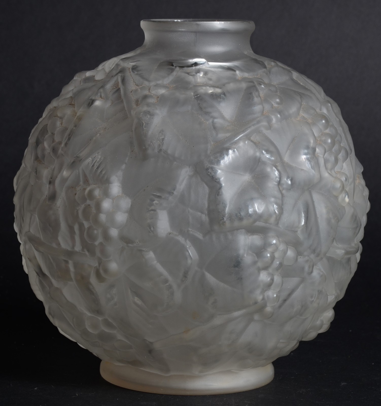 Vaso de cristal francês com folhagens em relevo. Marcado "France" na... - foto 1 de 6