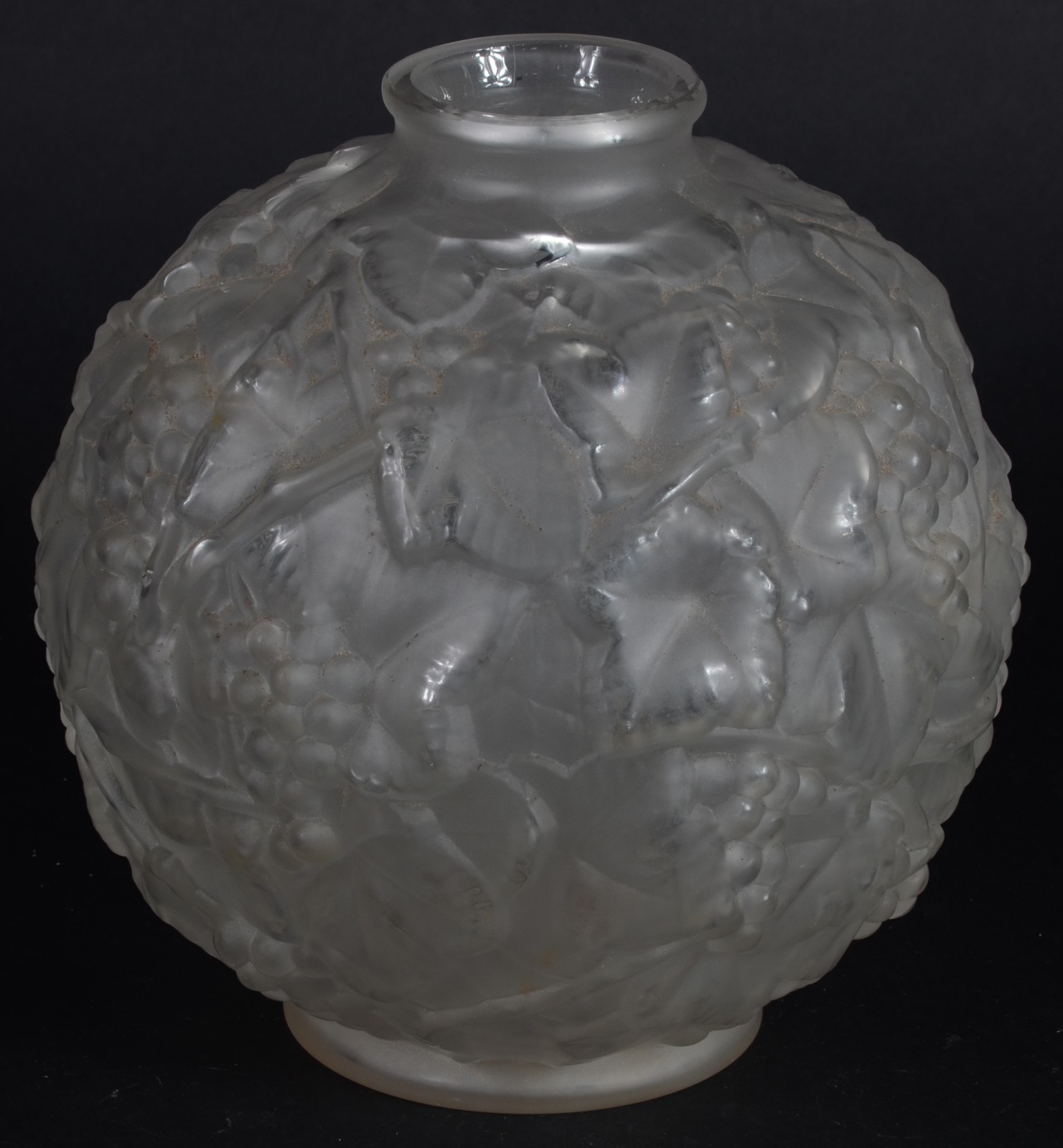 Vaso de cristal francês com folhagens em relevo. Marcado "France" na... - foto 2 de 6
