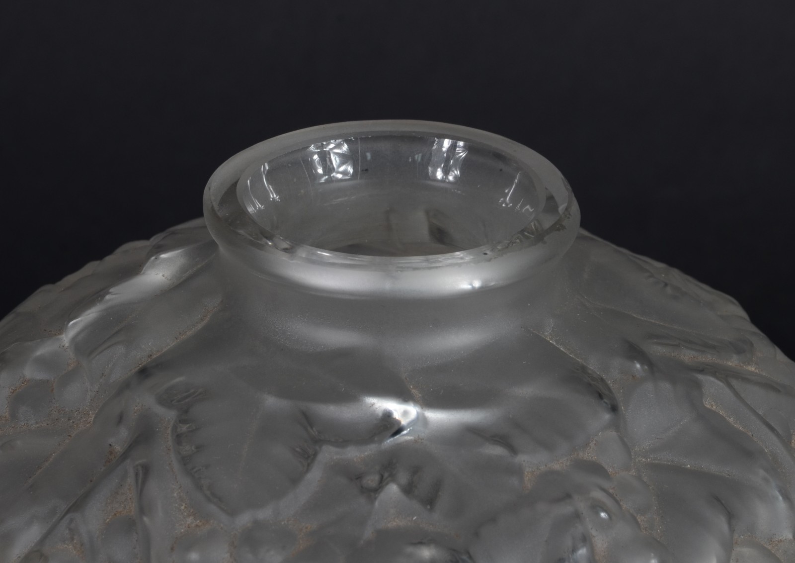 Vaso de cristal francês com folhagens em relevo. Marcado "France" na... - foto 3 de 6