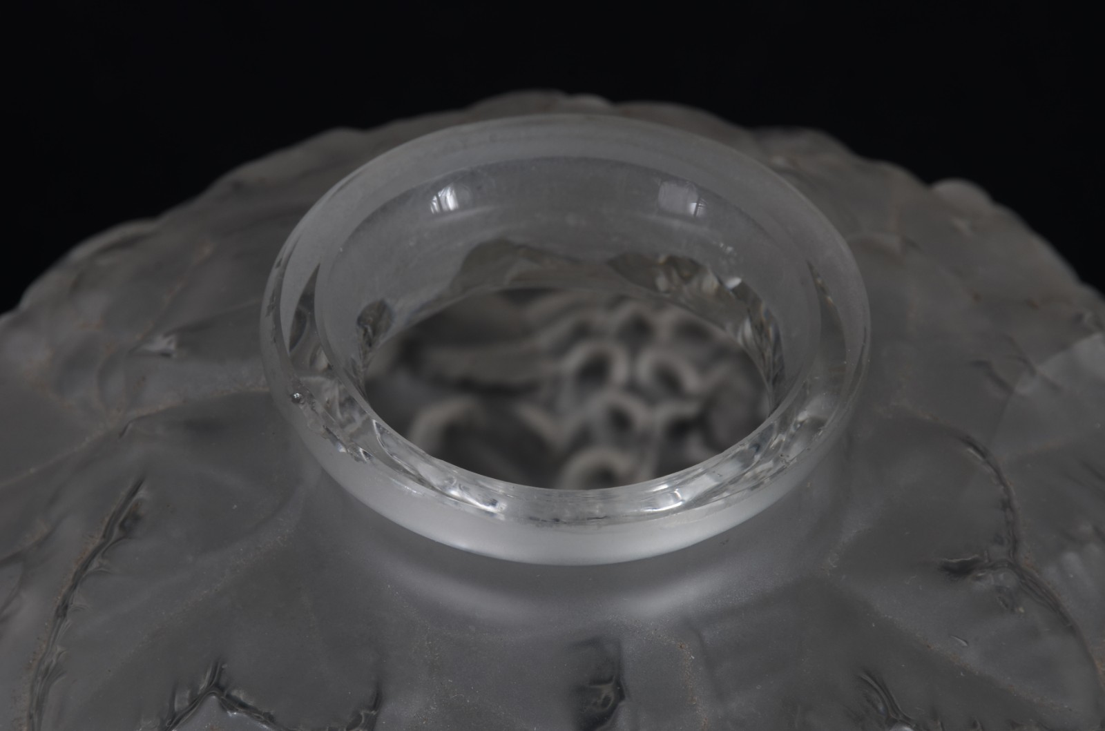 Vaso de cristal francês com folhagens em relevo. Marcado "France" na... - foto 5 de 6