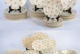 Wood's Ivory Ware,  - Aparelho de jantar de faiança inglesa na cor creme com flores em policromia, composto de: 22 pratos rasos, 12 fundos, 10 de sobremesa, sopeira, molhei