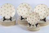 Wood's Ivory Ware,  - Aparelho de jantar de faiança inglesa na cor creme com flores em policromia, composto de: 22 pratos rasos, 12 fundos, 10 de sobremesa, sopeira, molhei
