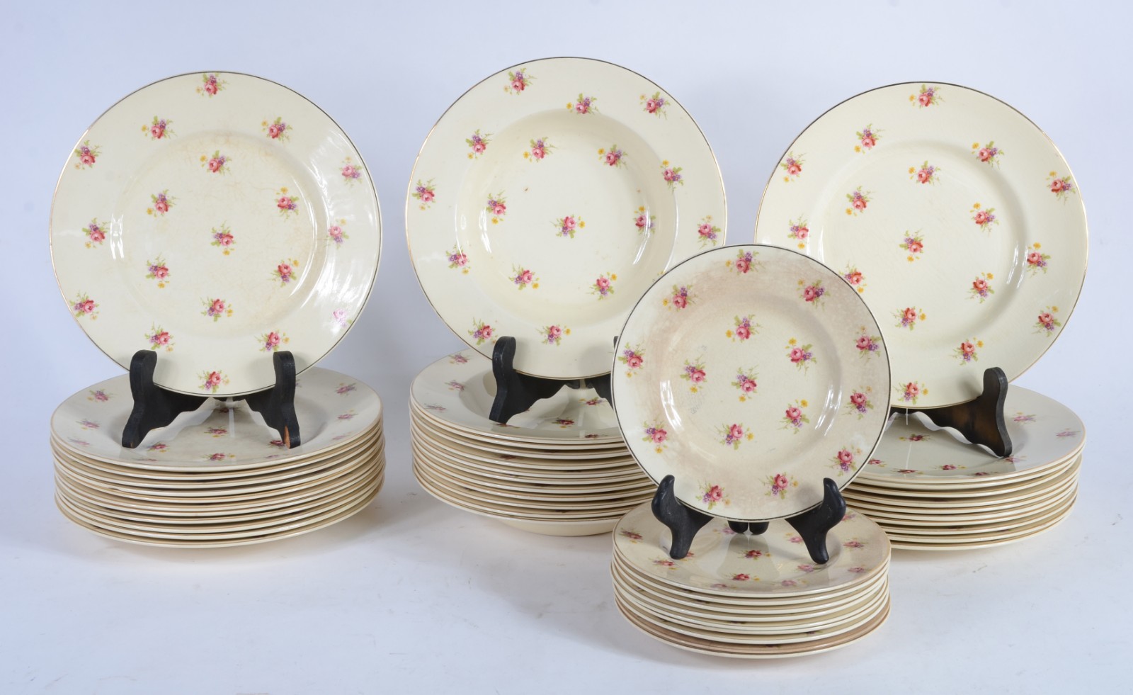 Aparelho de jantar de faiança inglesa na cor creme com flores em... - foto 2 de 11