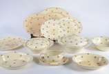 Wood's Ivory Ware,  - Aparelho de jantar de faiança inglesa na cor creme com flores em policromia, composto de: 22 pratos rasos, 12 fundos, 10 de sobremesa, sopeira, molhei