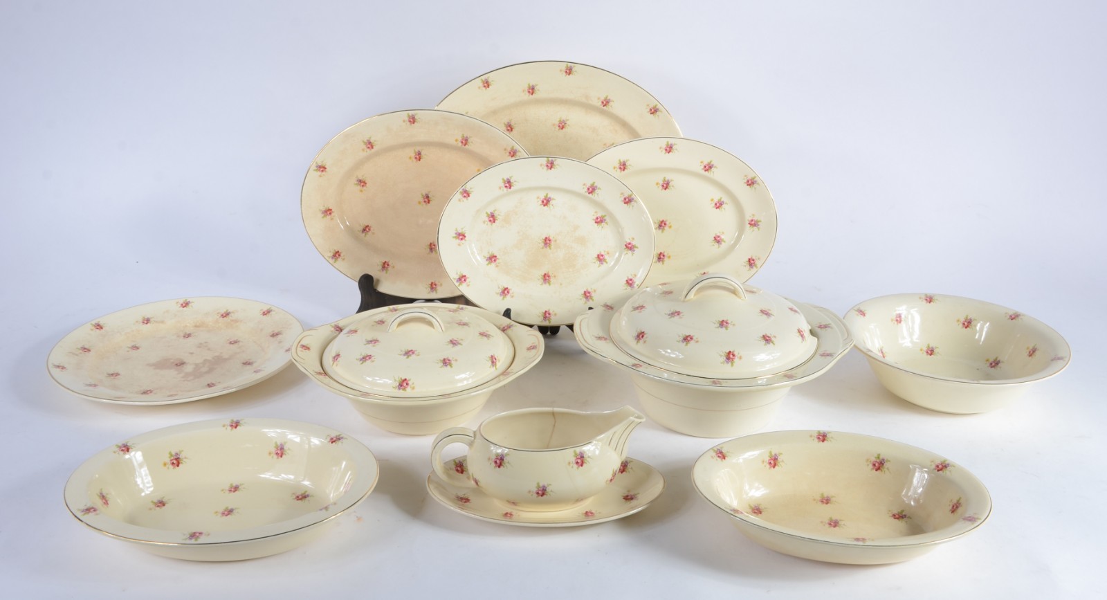 Aparelho de jantar de faiança inglesa na cor creme com flores em... - foto 3 de 11