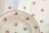 Wood's Ivory Ware,  - Aparelho de jantar de faiança inglesa na cor creme com flores em policromia, composto de: 22 pratos rasos, 12 fundos, 10 de sobremesa, sopeira, molhei