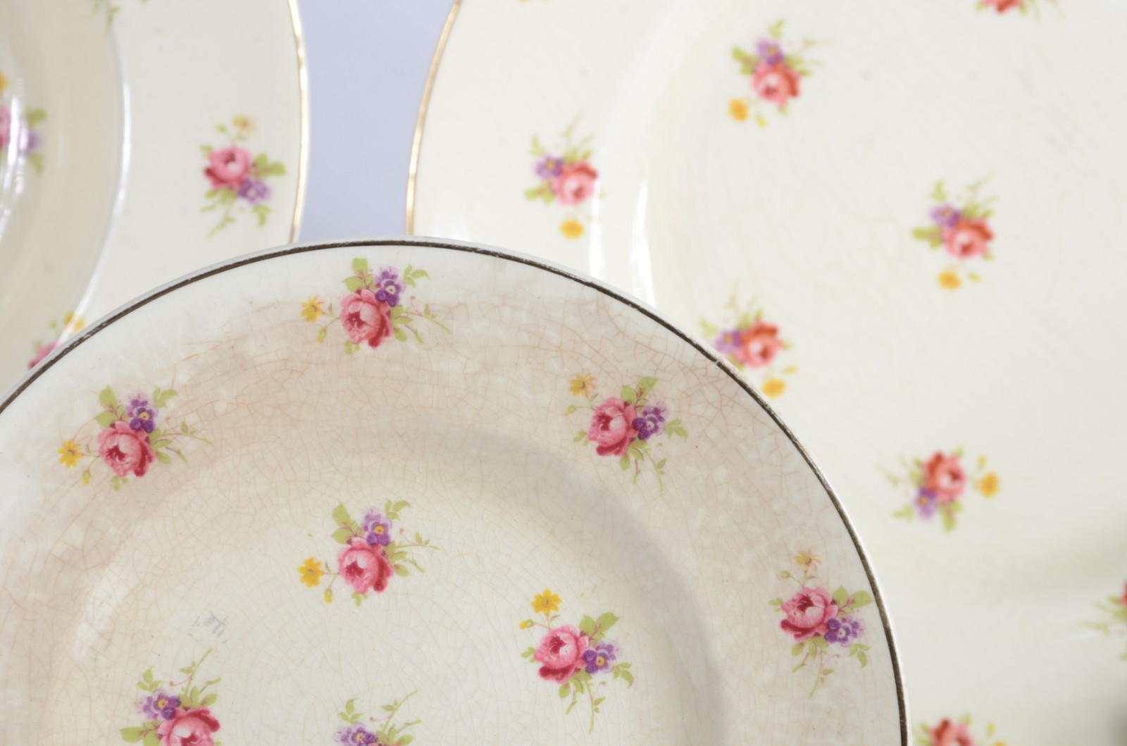 Aparelho de jantar de faiança inglesa na cor creme com flores em... - foto 4 de 11