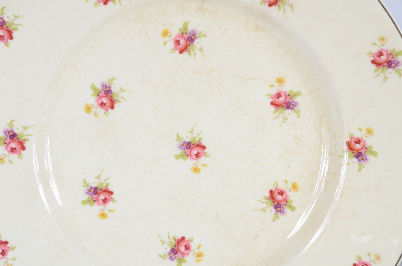 Aparelho de jantar de faiança inglesa na cor creme com flores em... - foto 5 de 11