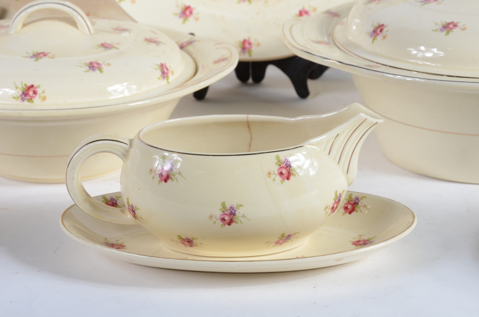 Aparelho de jantar de faiança inglesa na cor creme com flores em... - foto 6 de 11